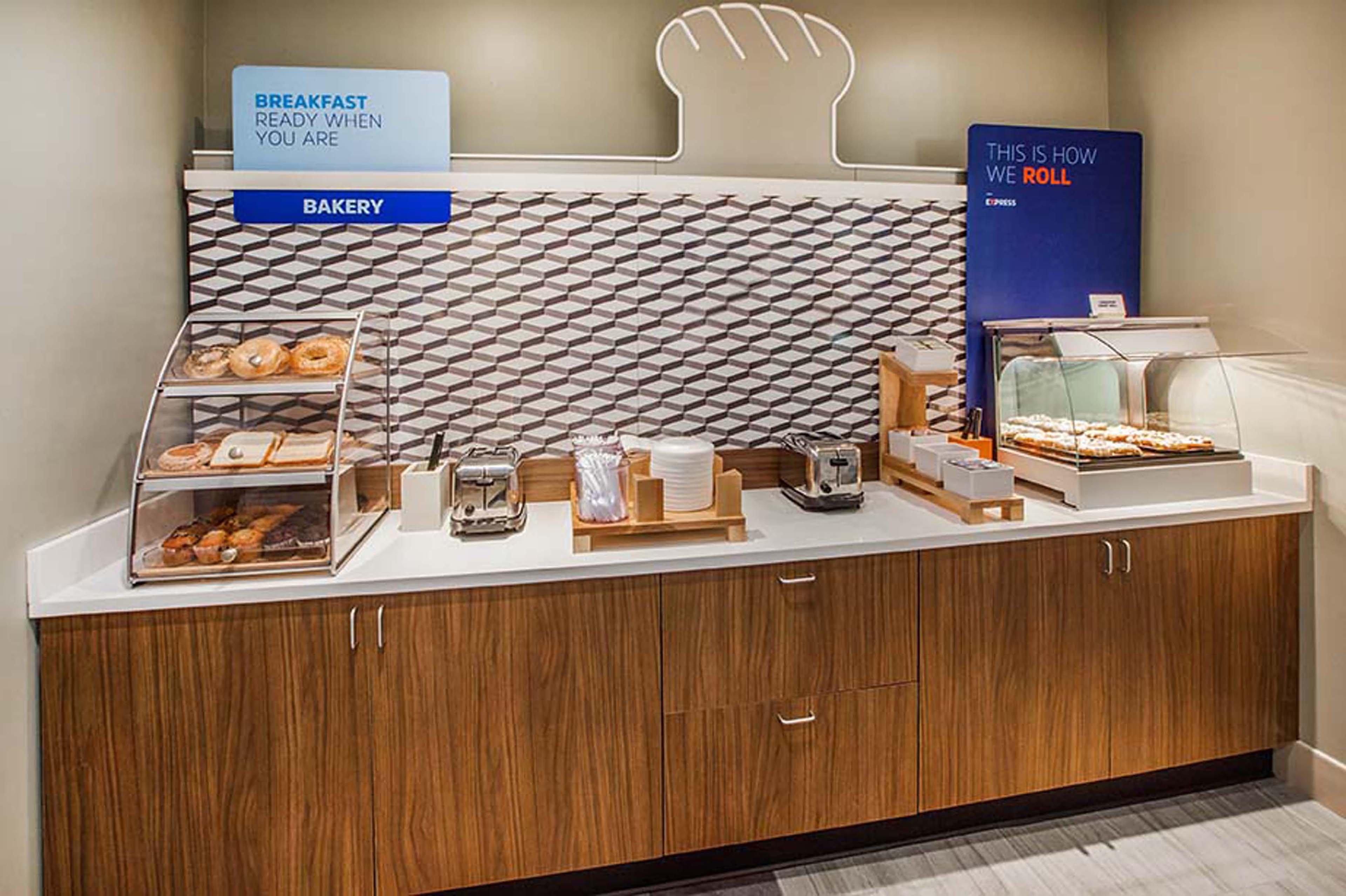 Holiday Inn Express & Suites Pueblo By Ihg Exteriör bild